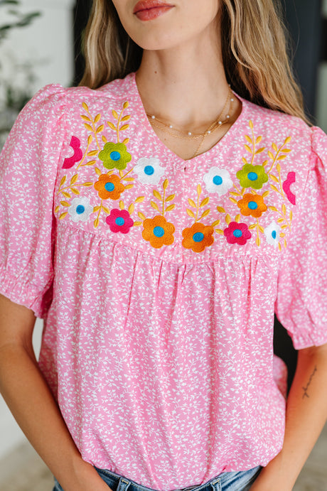 Blusa rosa con mangas abullonadas y bordado Wander Bloom