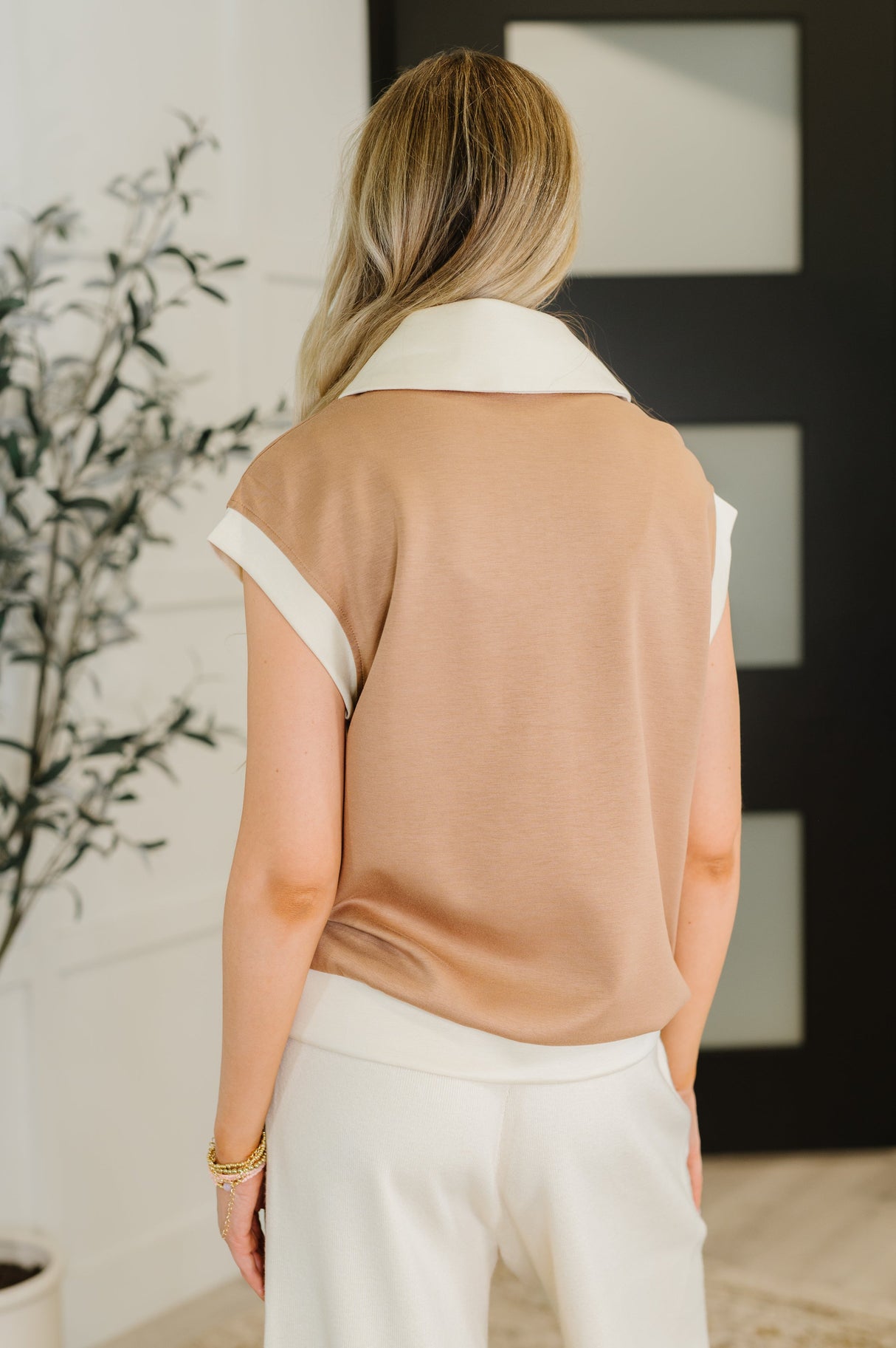 Top de media cremallera con bloques de color Whispered Urgently