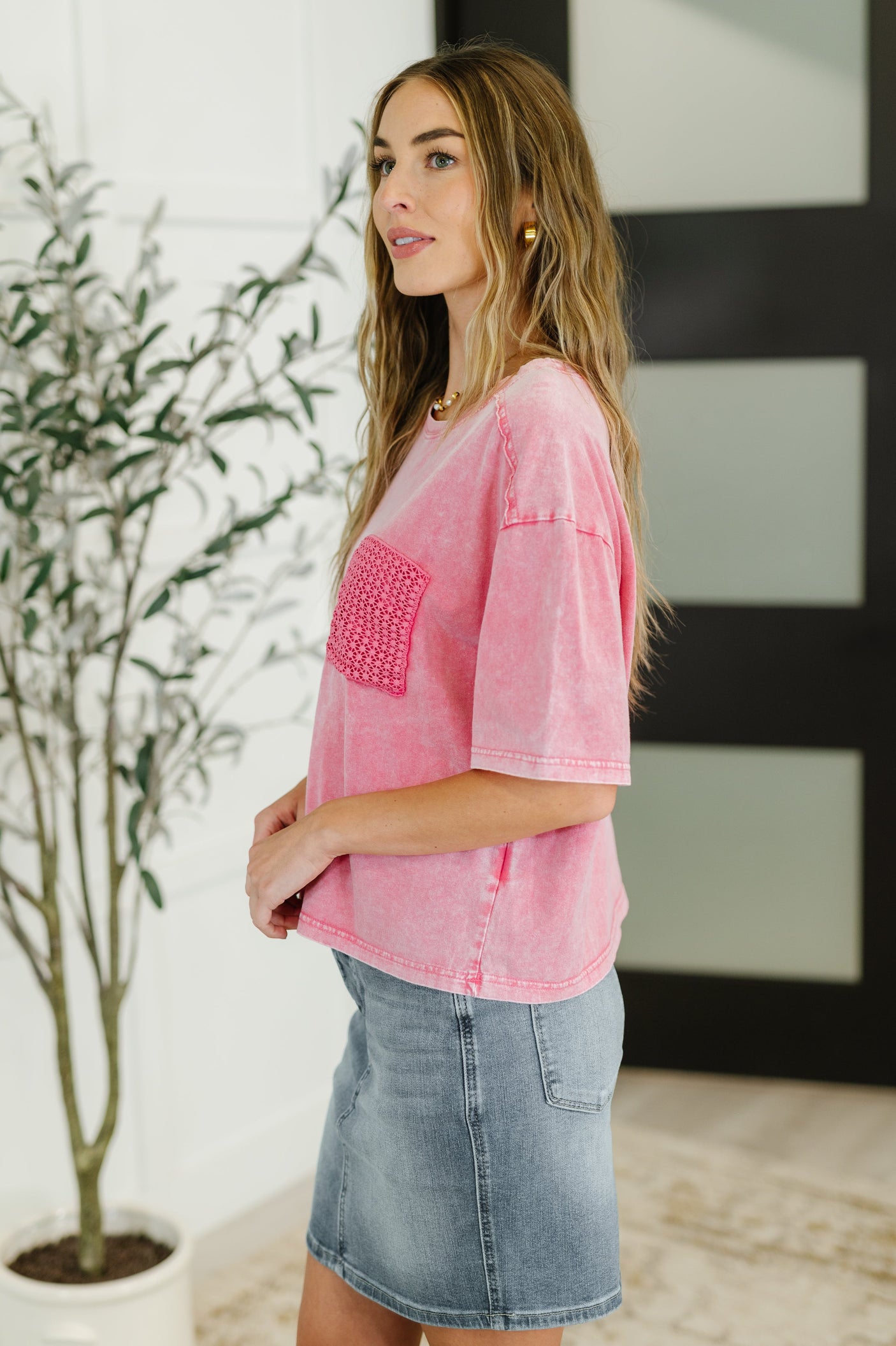 ¿Quién es esa chica? Camiseta de bolsillo de crochet