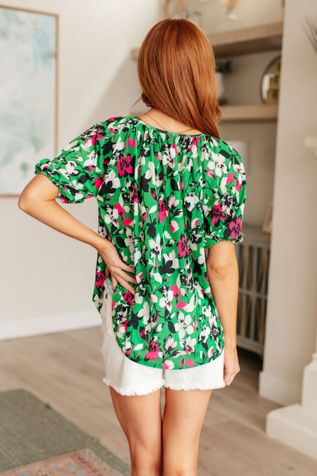 Top floral salvaje y brillante