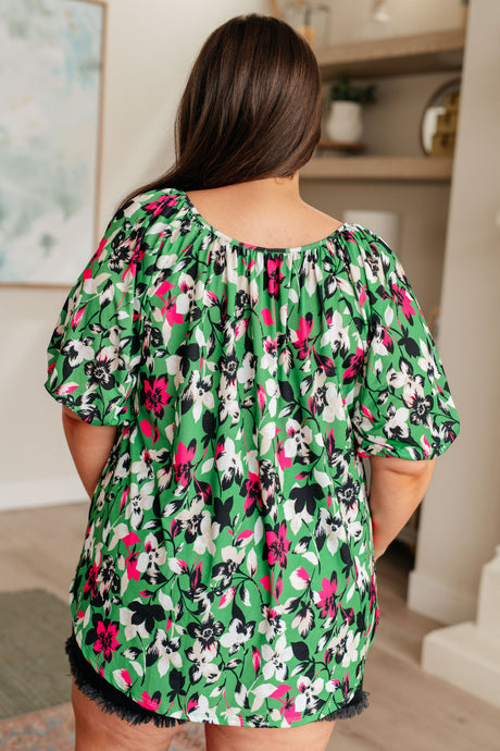 Top floral salvaje y brillante