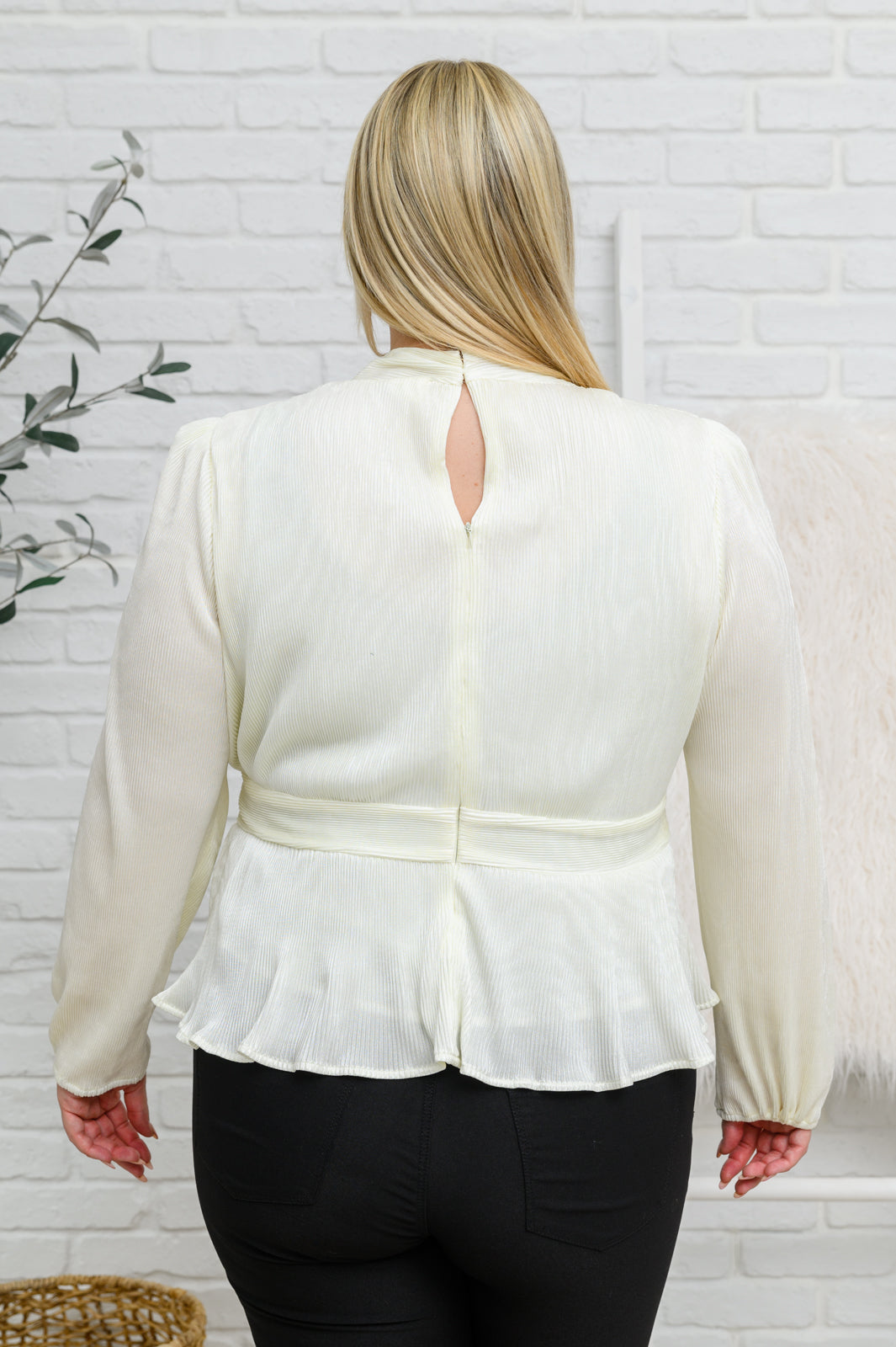 Blusa Xanidu de manga larga con cuello en V en color blanco