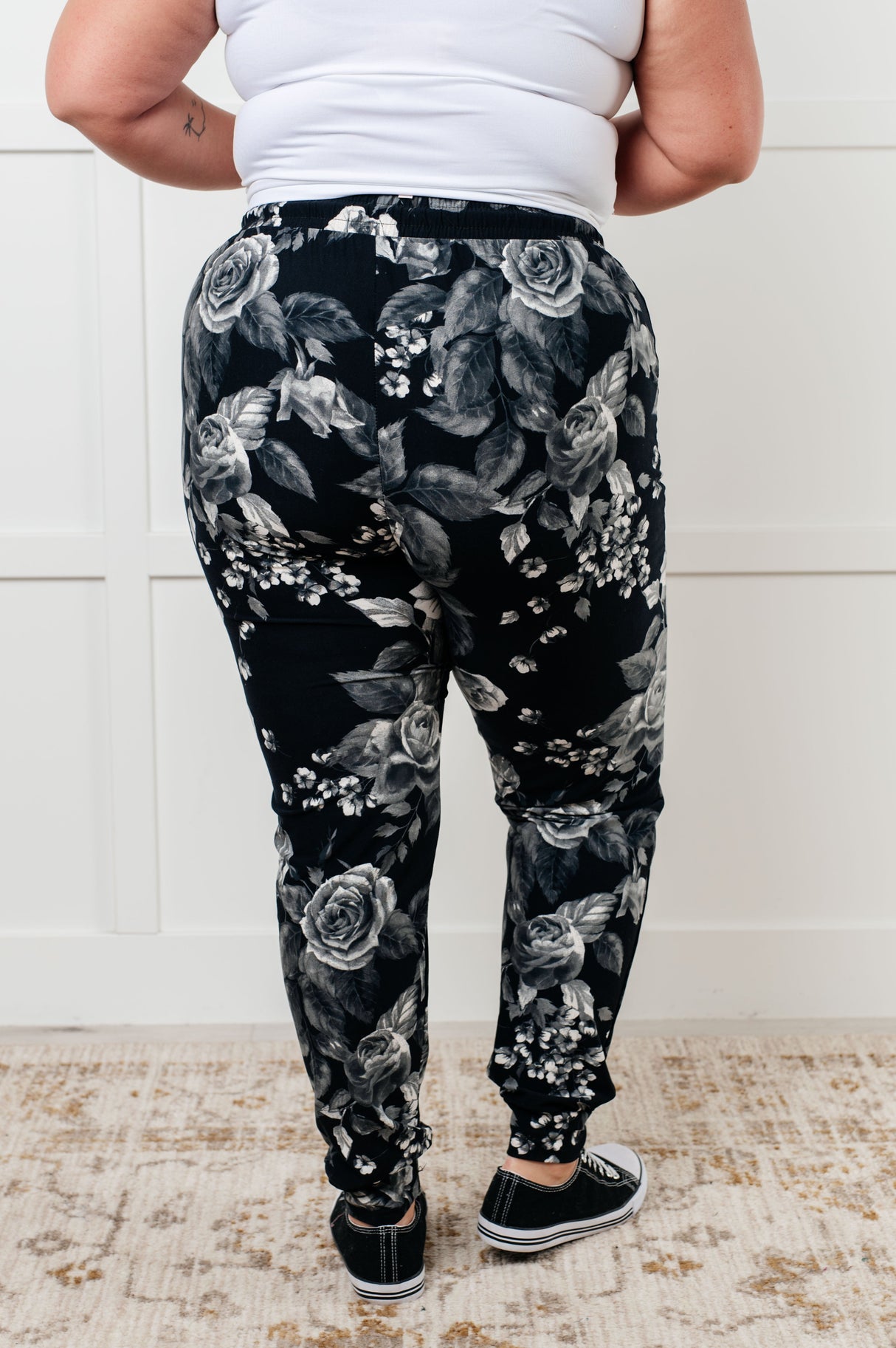 Tus nuevos joggers favoritos con estampado de rosas