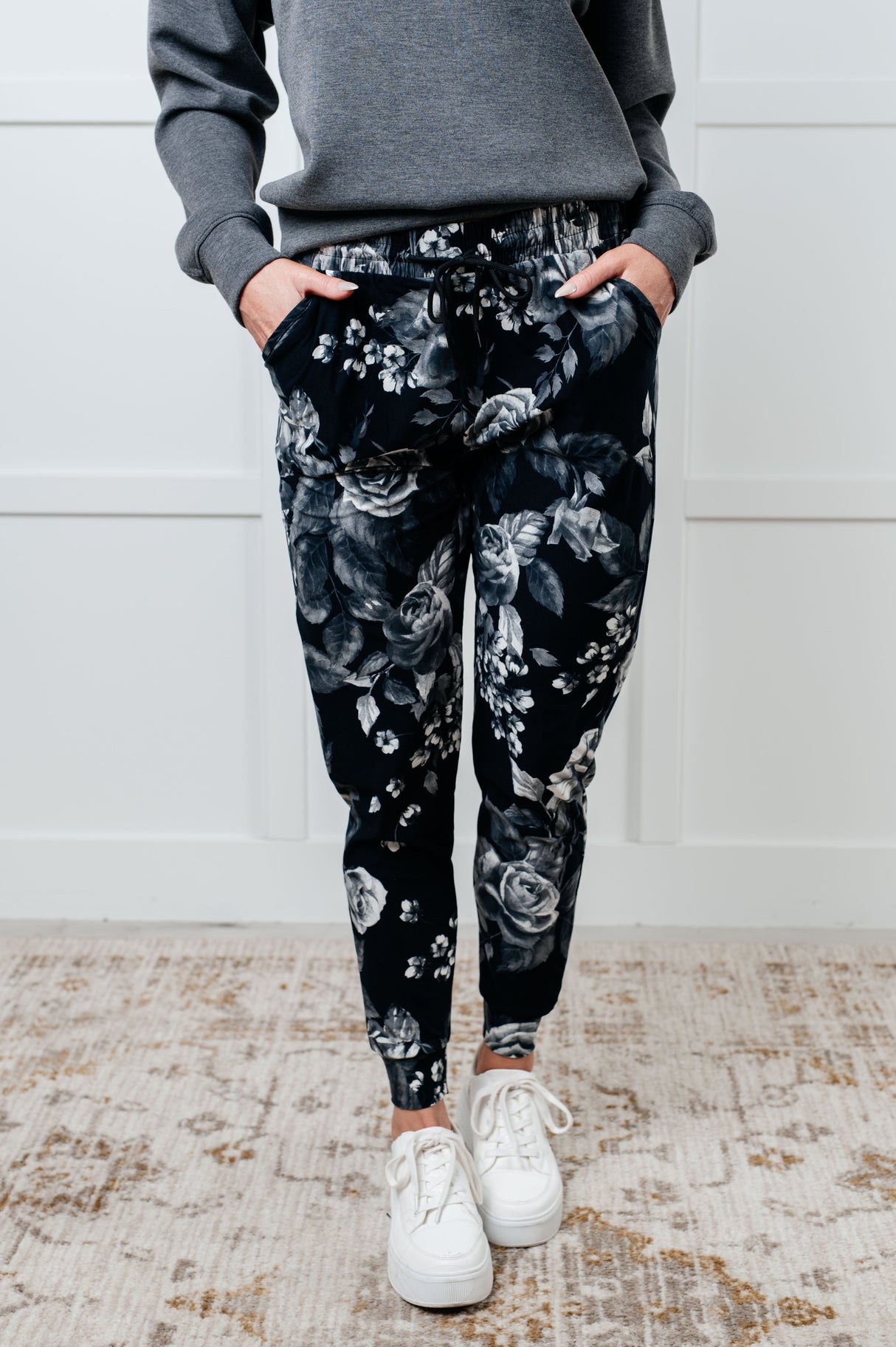 Tus nuevos joggers favoritos con estampado de rosas