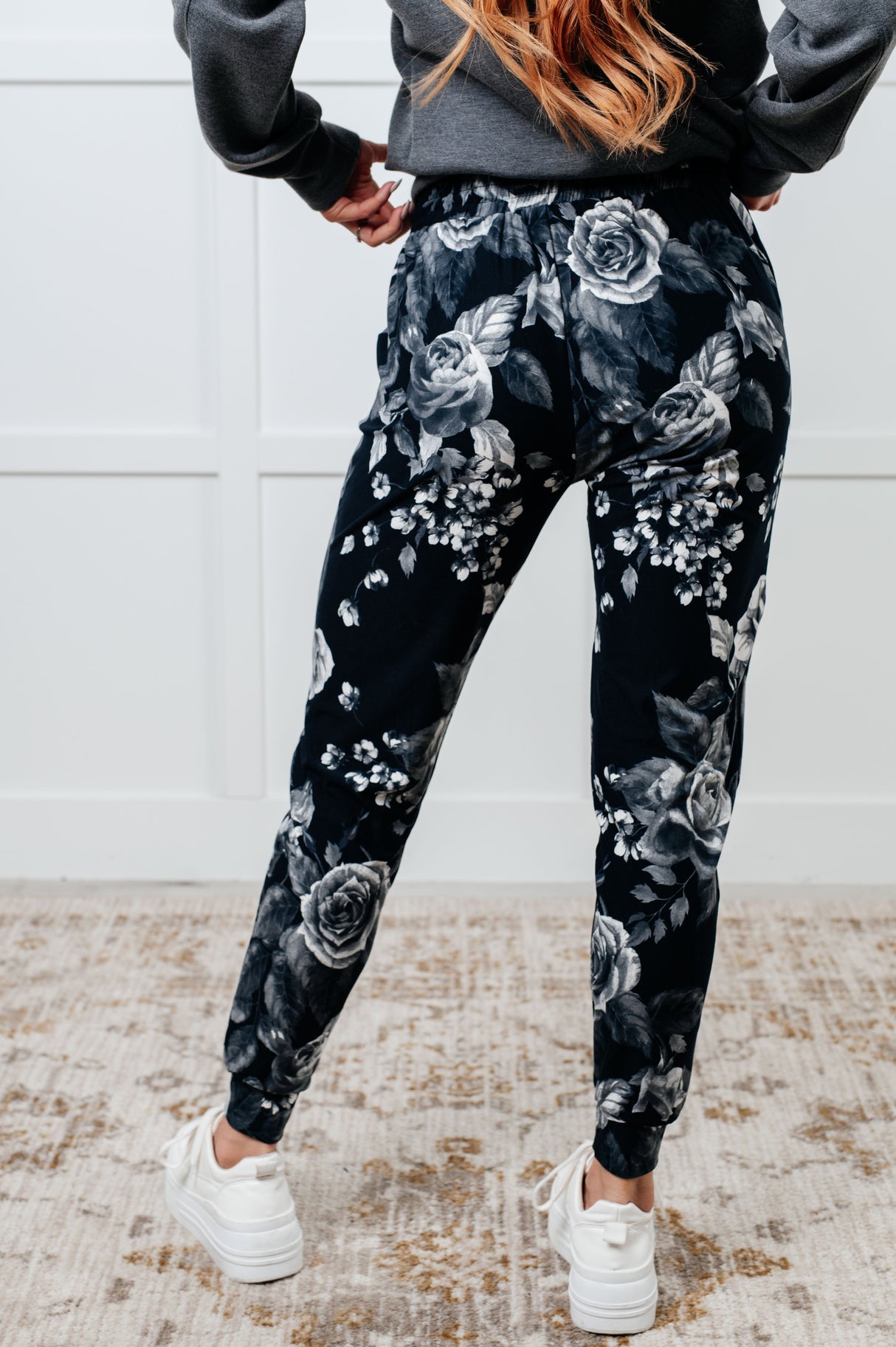 Tus nuevos joggers favoritos con estampado de rosas
