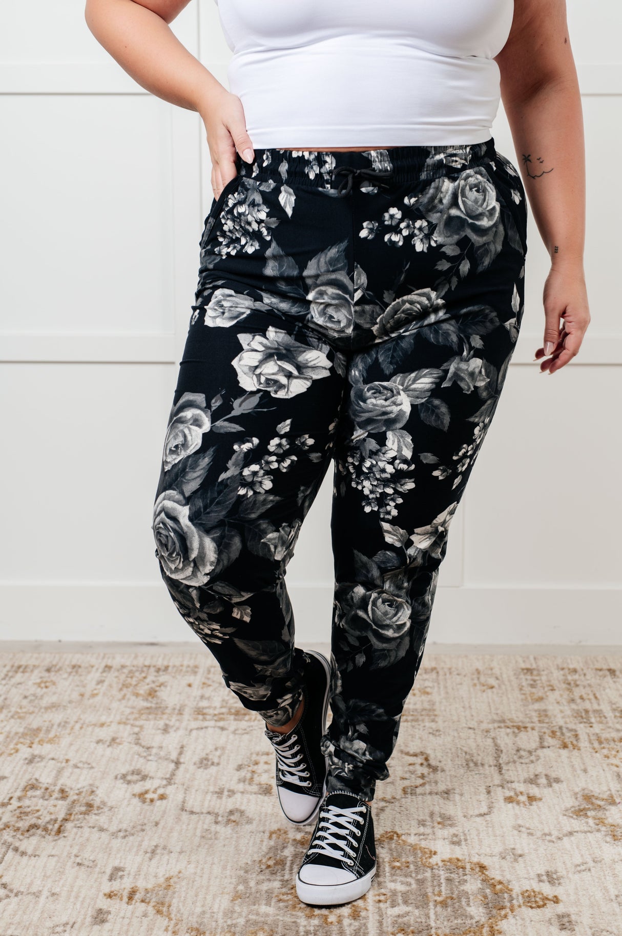 Tus nuevos joggers favoritos con estampado de rosas