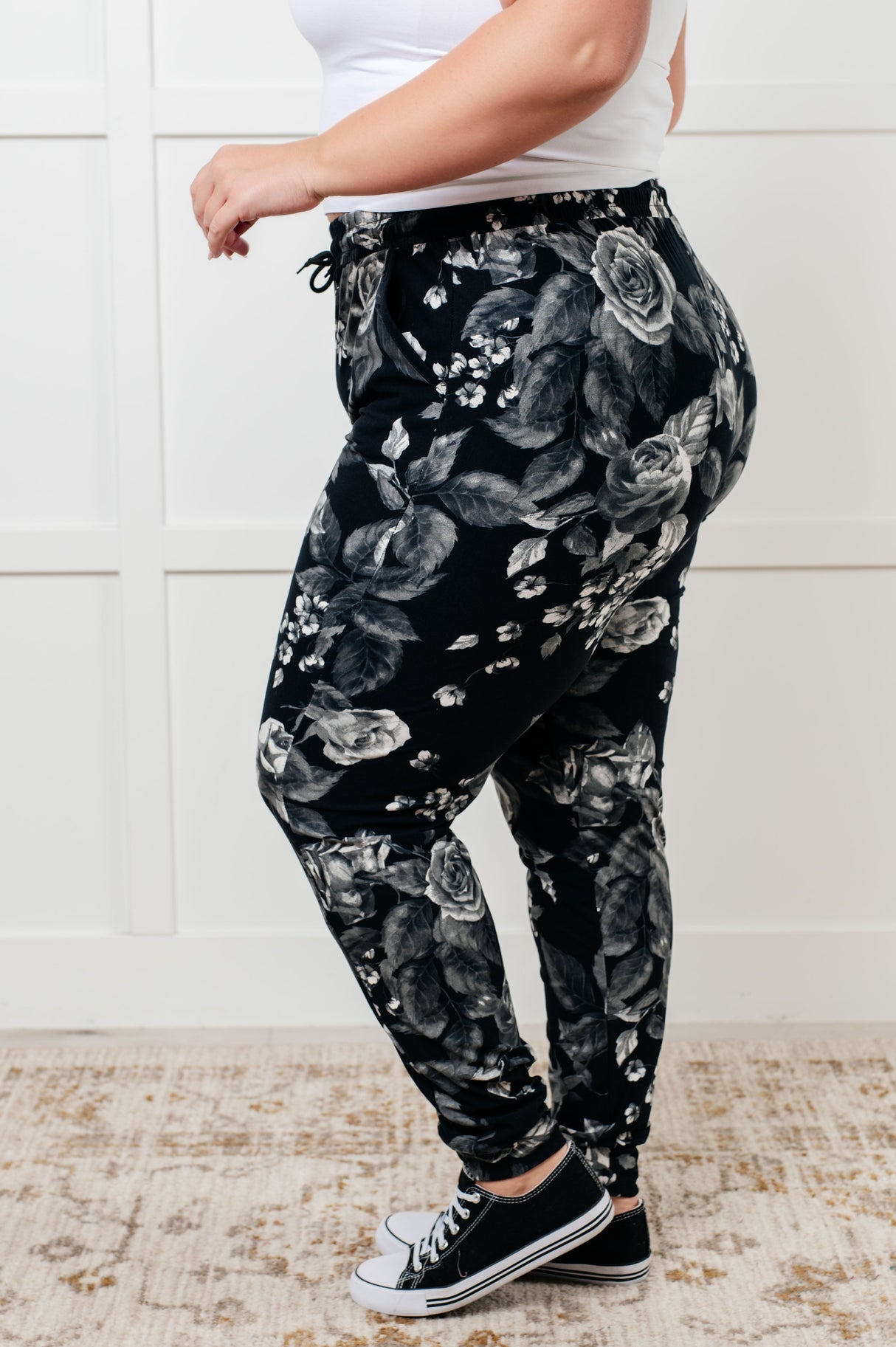 Tus nuevos joggers favoritos con estampado de rosas
