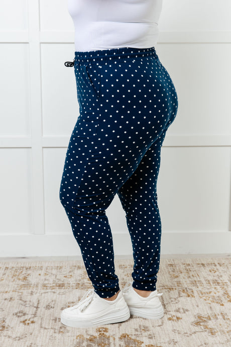 Tus nuevos joggers favoritos en lunares blancos 