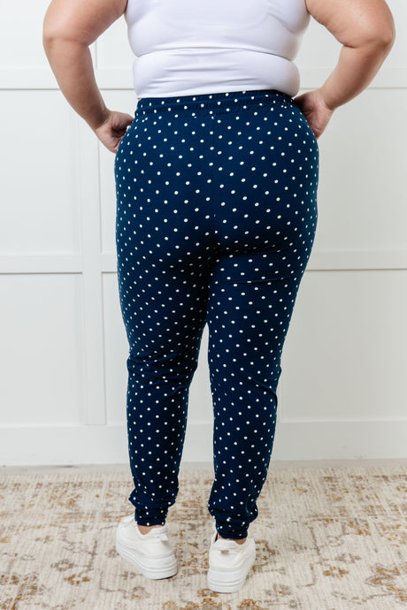 Tus nuevos joggers favoritos en lunares blancos 