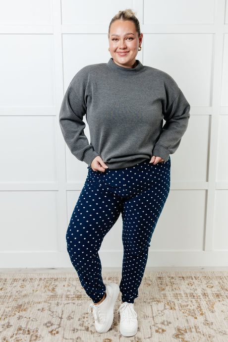 Tus nuevos joggers favoritos en lunares blancos 