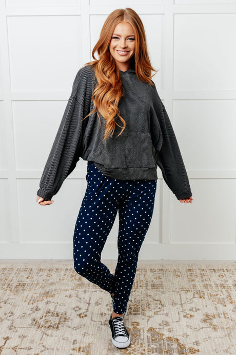 Tus nuevos joggers favoritos en lunares blancos 