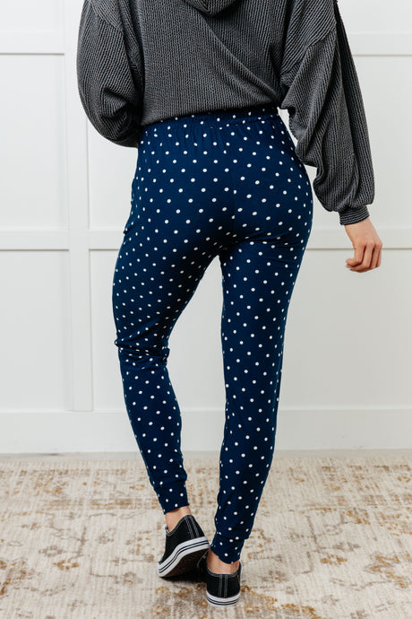 Tus nuevos joggers favoritos en lunares blancos 