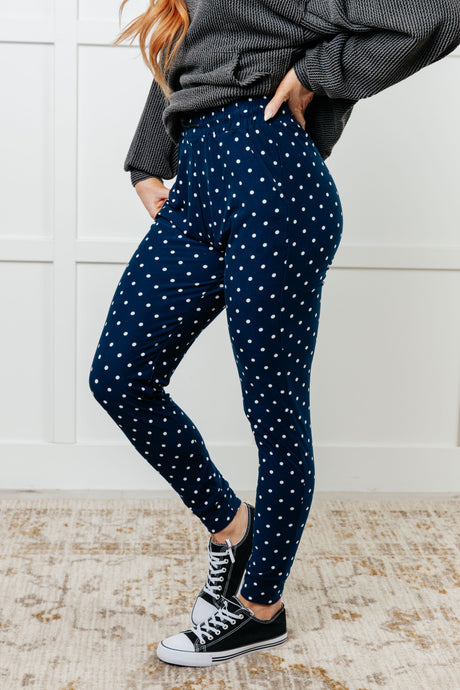 Tus nuevos joggers favoritos en lunares blancos 