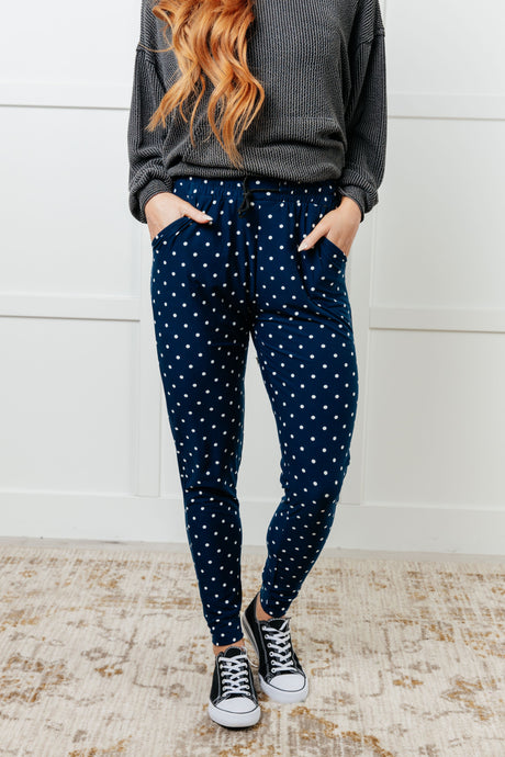 Tus nuevos joggers favoritos en lunares blancos 
