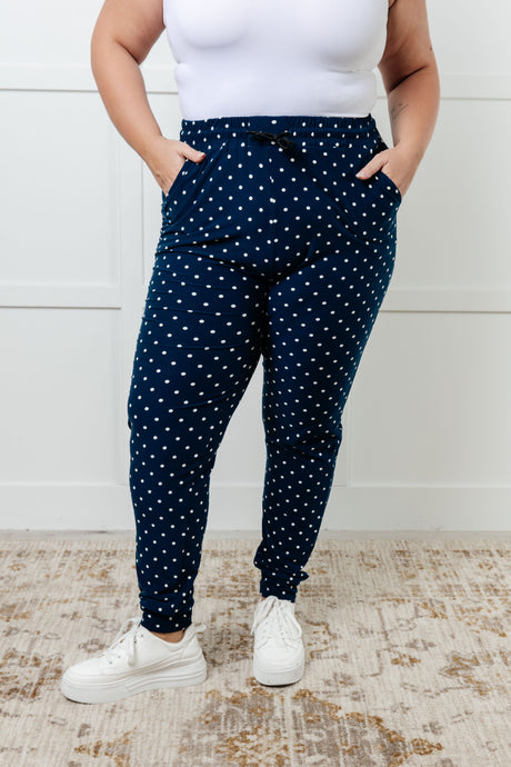 Tus nuevos joggers favoritos en lunares blancos 
