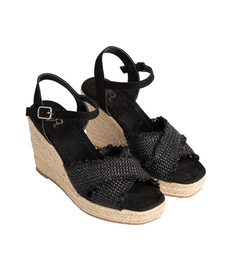 Elinor Wedge en negro