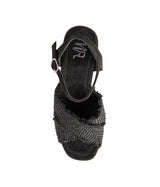 Elinor Wedge en negro