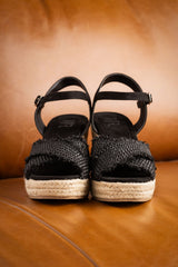 Elinor Wedge en negro