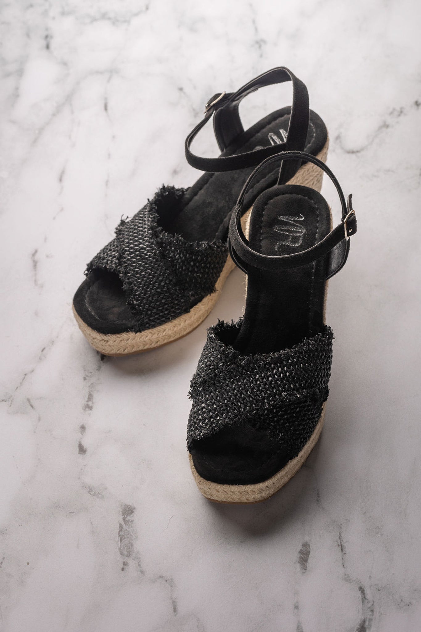 Elinor Wedge en negro
