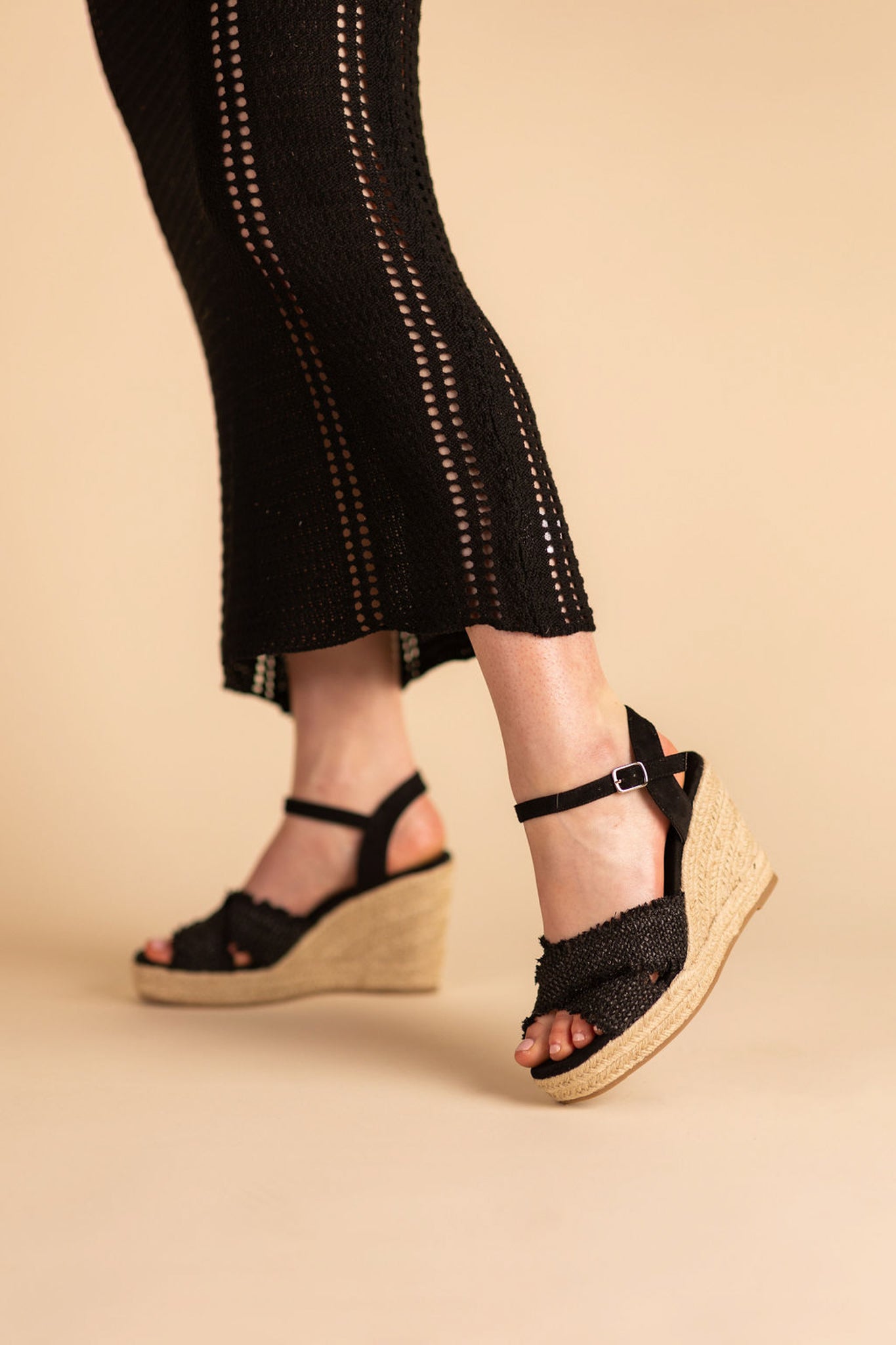 Elinor Wedge en negro