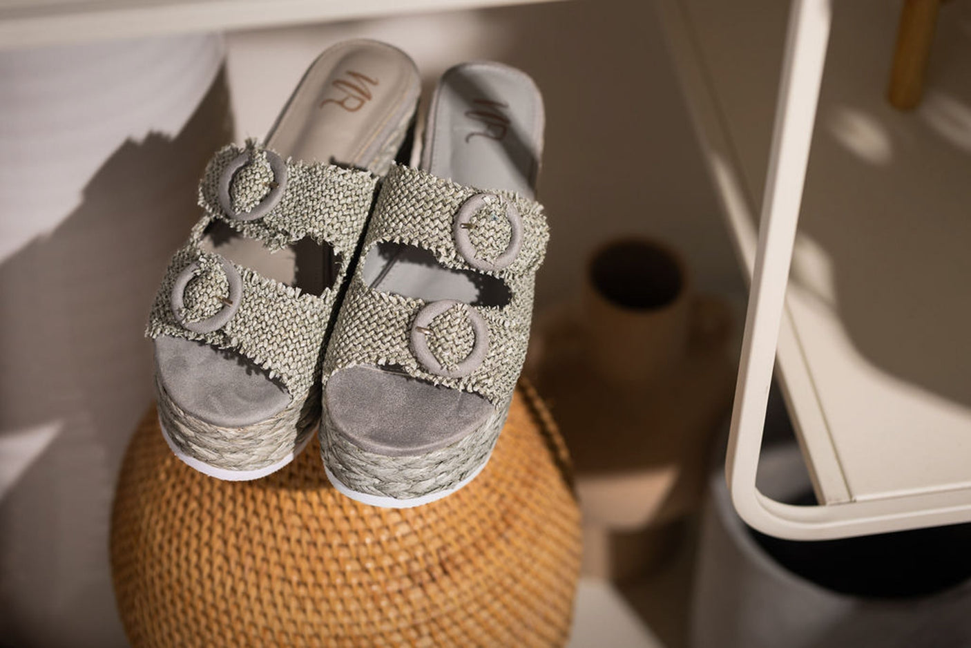 Cuña con hebilla Eriwen en color verde azulado