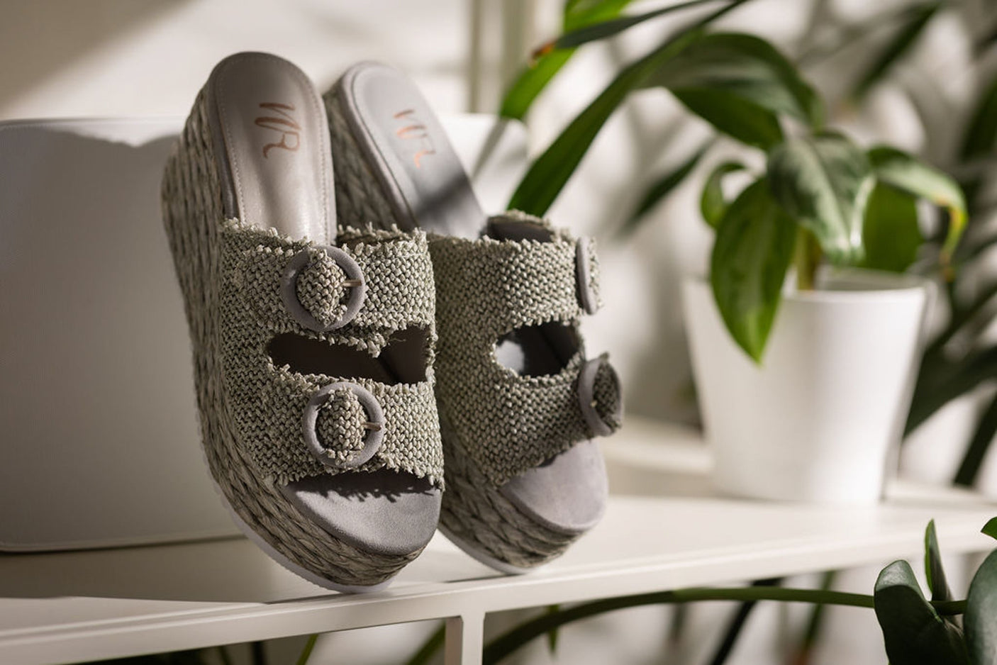 Cuña con hebilla Eriwen en color verde azulado