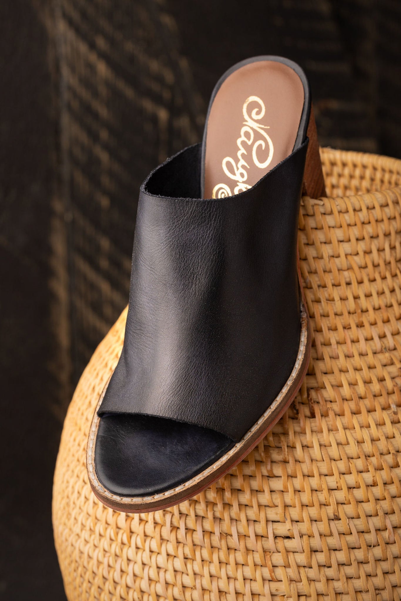 Sandalia de tacón Hallie en color negro