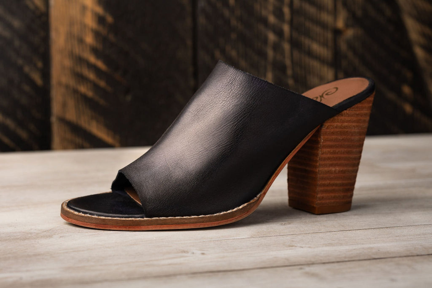 Sandalia de tacón Hallie en color negro