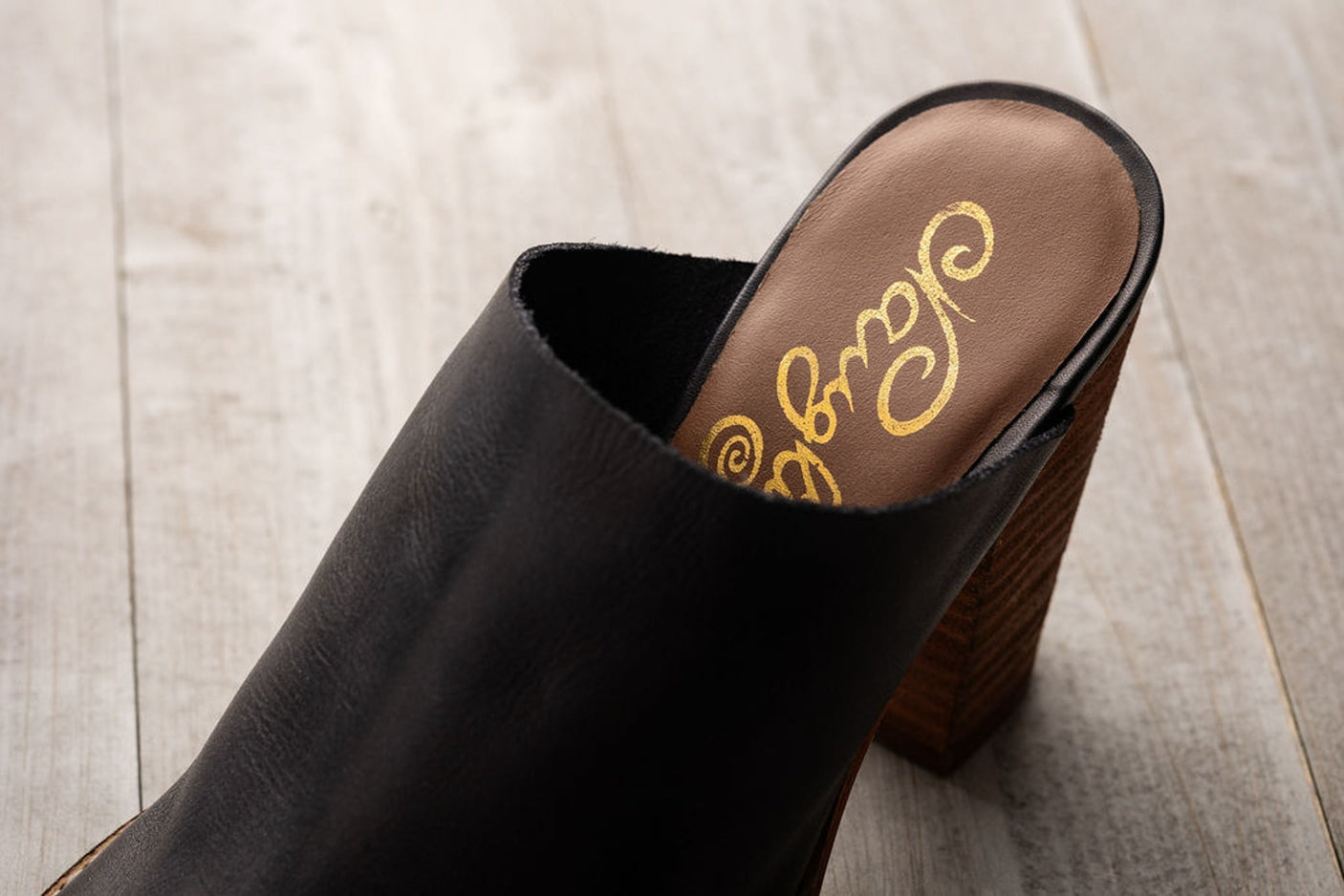 Sandalia de tacón Hallie en color negro