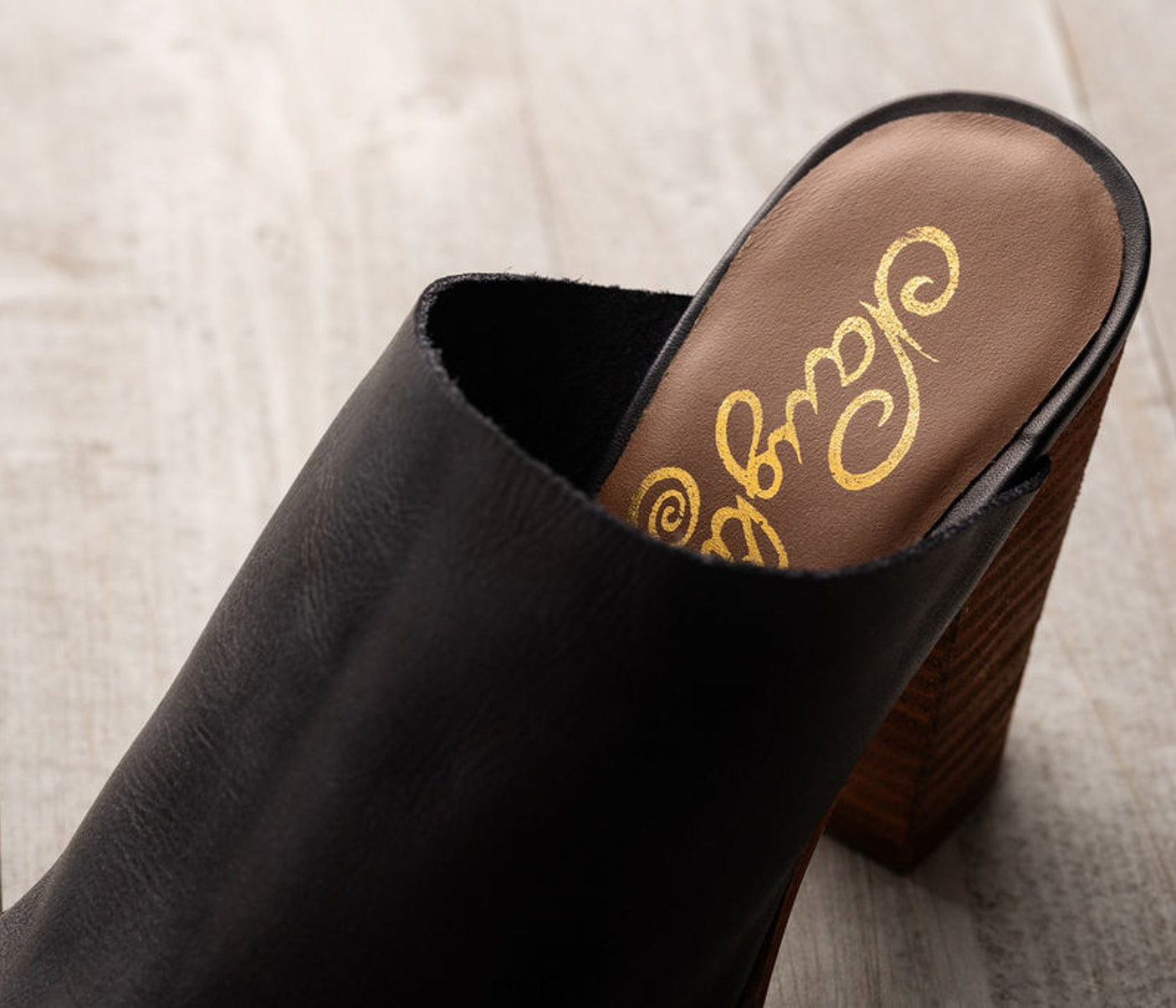 Sandalia de tacón Hallie en color negro