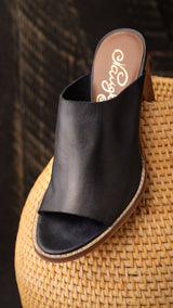 Sandalia de tacón Hallie en color negro