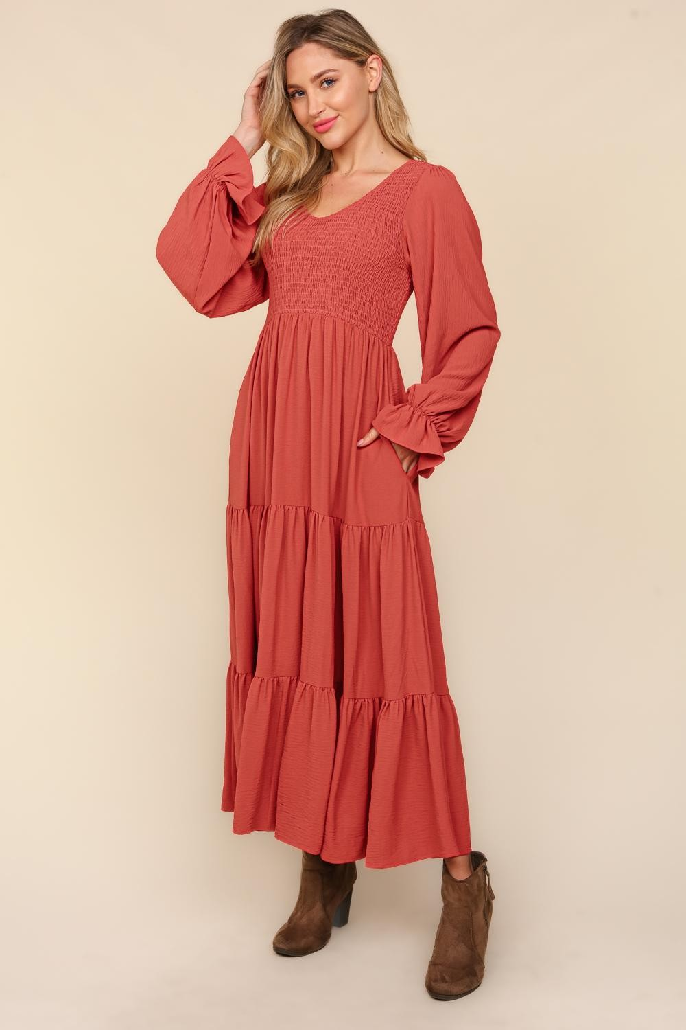 Vestido maxi fruncido con bolsillos laterales en color Marsala