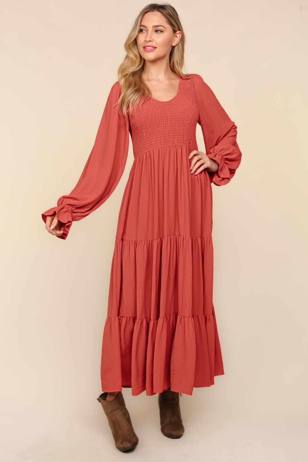 Vestido maxi fruncido con bolsillos laterales en color Marsala