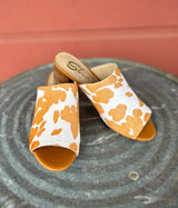 Sandalias Richwood Peeptoe de piel de vaca en color tostado y blanco