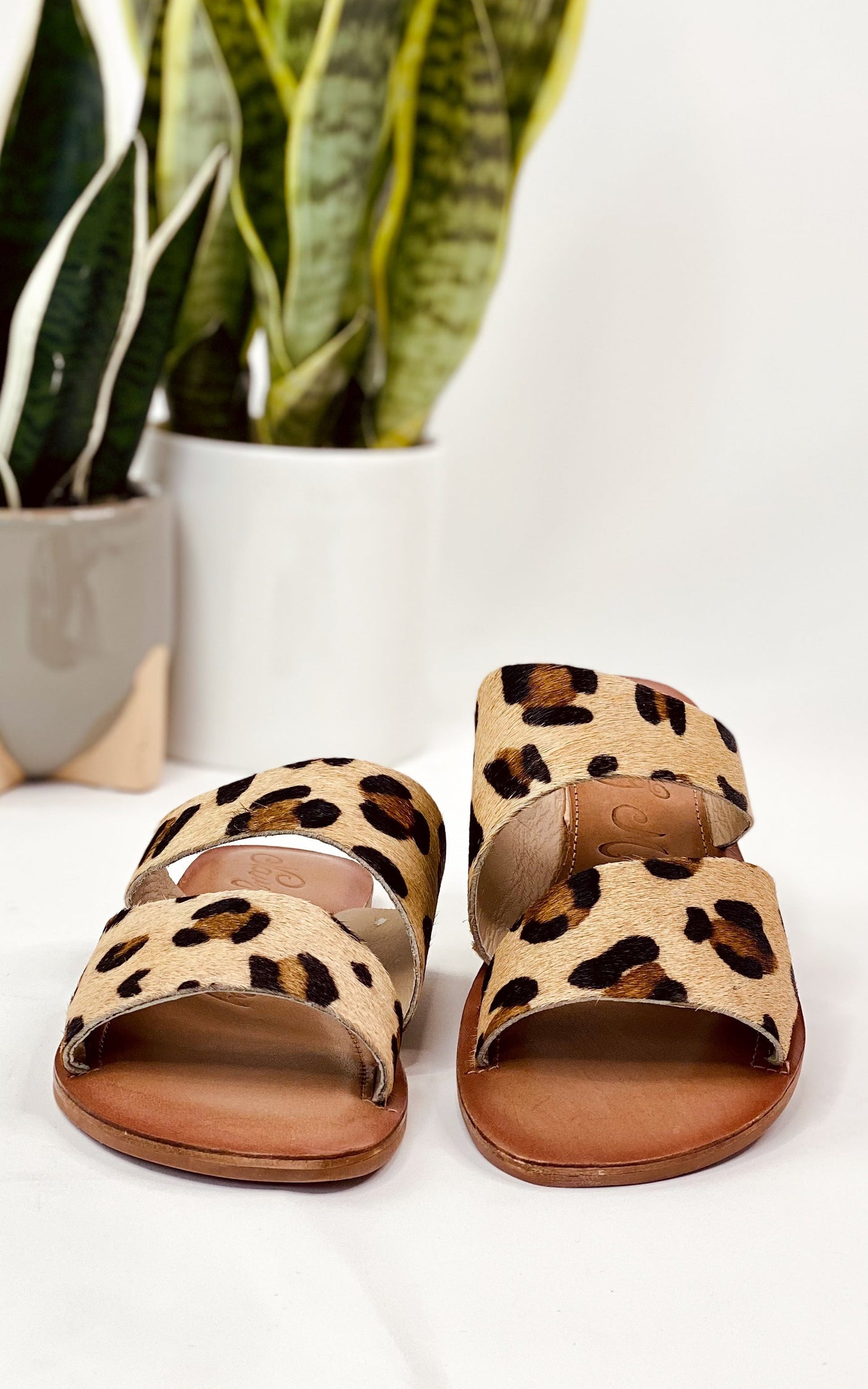 Sandalias de doble tira con diseño de leopardo