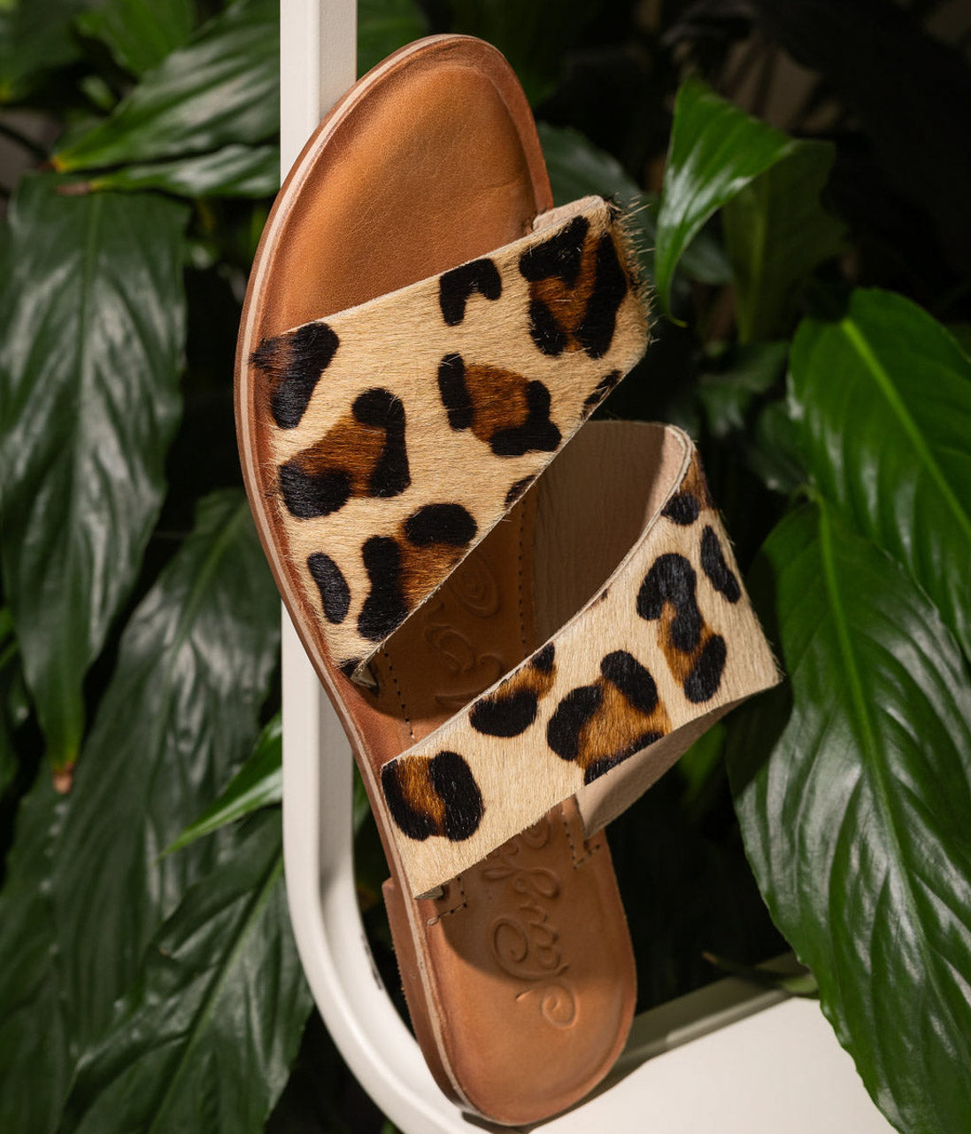 Sandalias de doble tira con diseño de leopardo