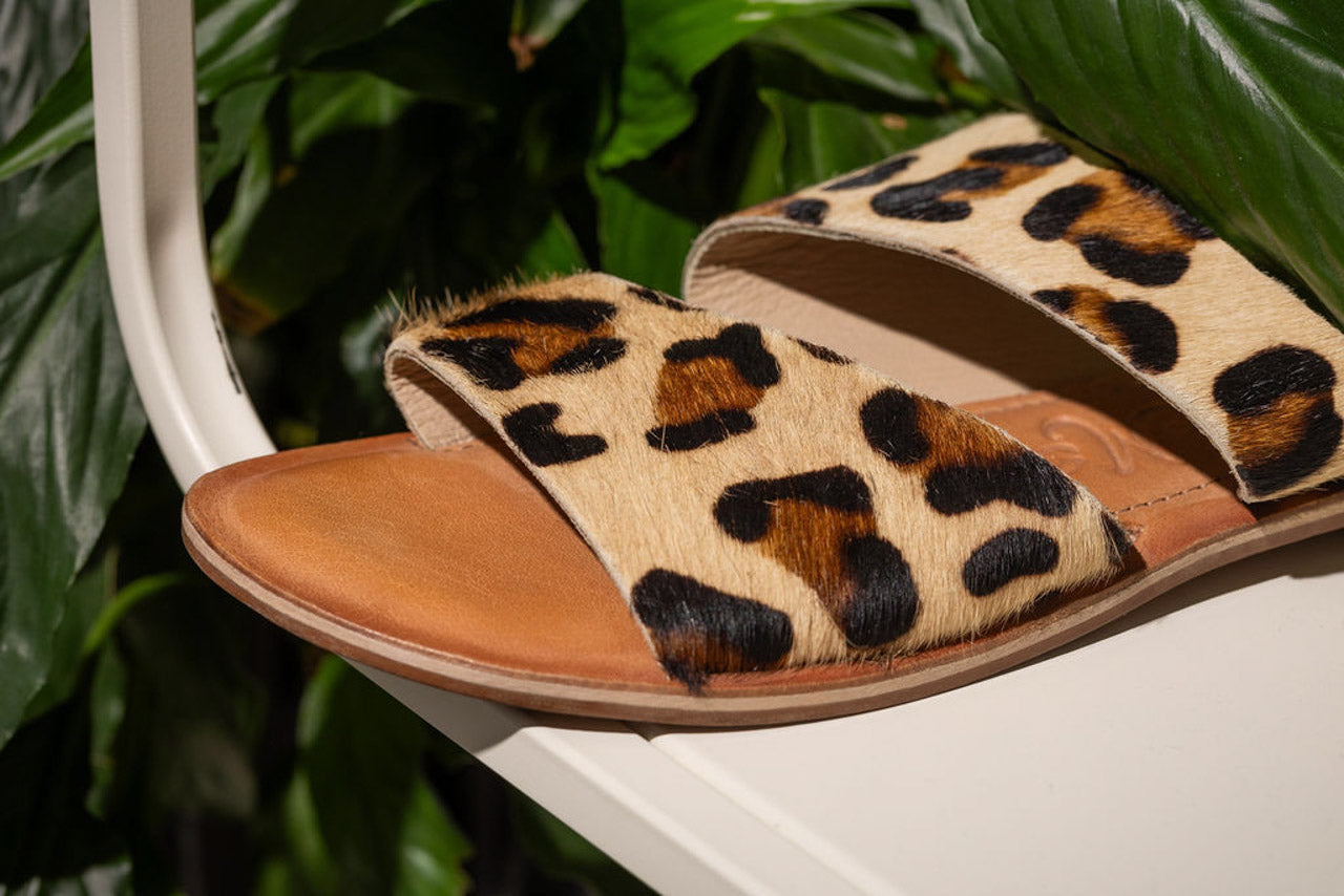 Sandalias de doble tira con diseño de leopardo