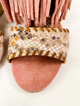 Cuña con flecos auténticos en color rubor